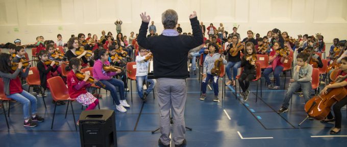 Démos : 120 enfants vivent leur première expérience d’orchestre